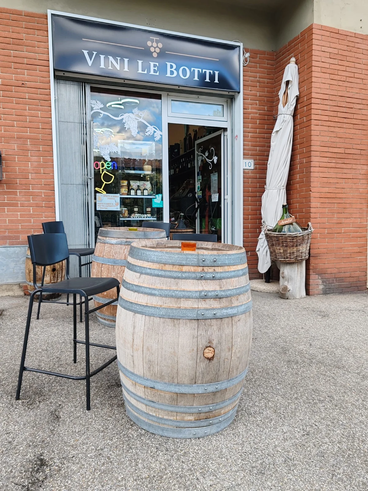 La botte davanti all’ingresso di Vini Le Botti in Viale Michelangelo Buonarroti
