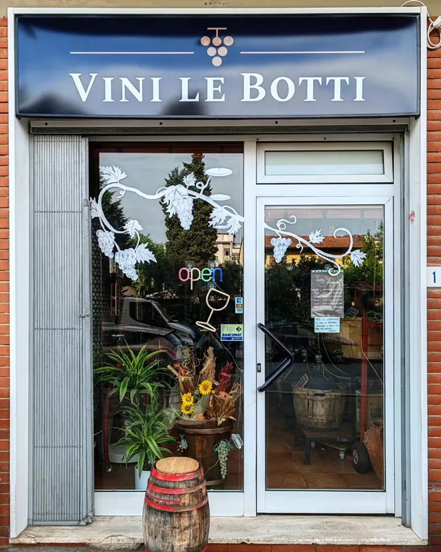 La vetrina e l’ingresso di Vini Le Botti