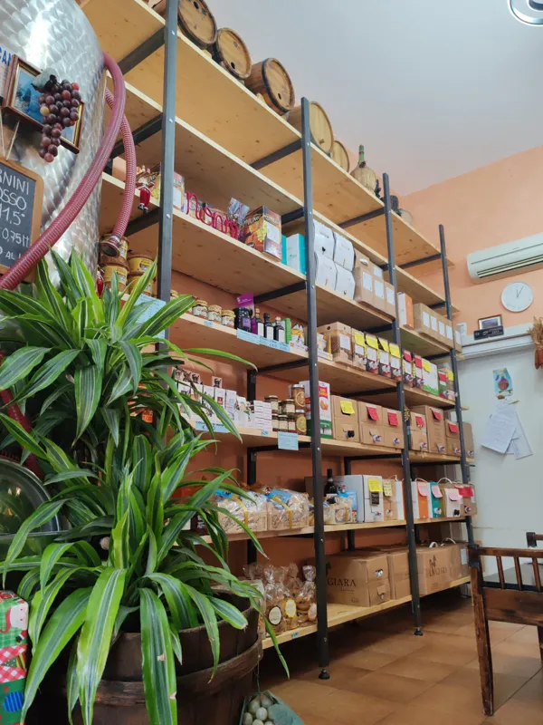 Vini e specialità tra gli scaffali della bottega