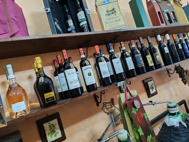 Le etichette di vino esposte sugli scaffali di Vini Le Botti