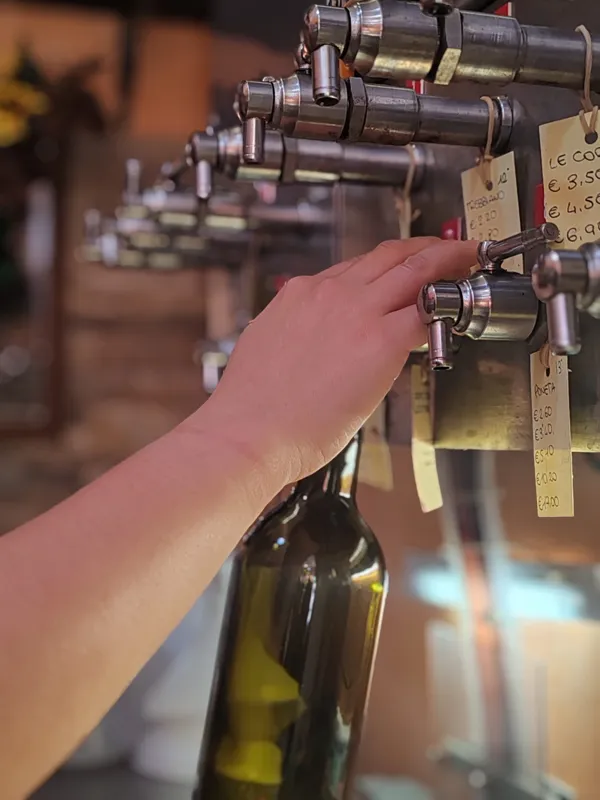 Una bottiglia riempita direttamente dalla spina in enoteca